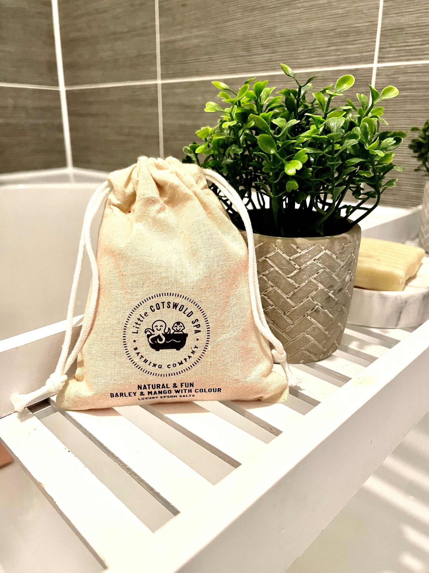 Natural & Fun Epsom Salts Cotton Pouch (Green Bath) with Barley & Mango (250g)